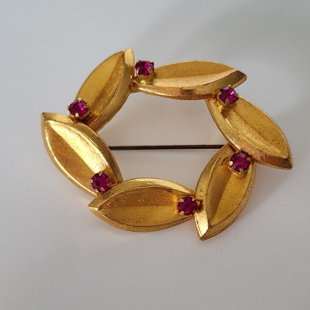 Vintage gold tone red stone wreath leaf pin brooch